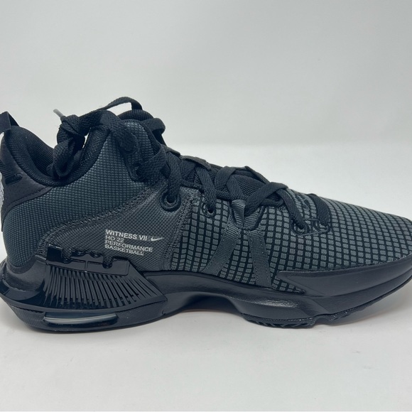 Nike - Picture 2 of 5